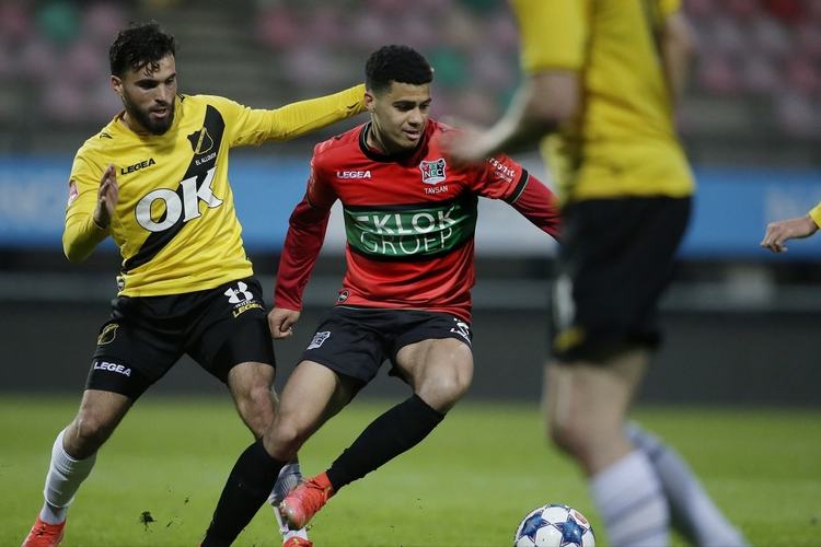 在他帮助下 在他帮助下